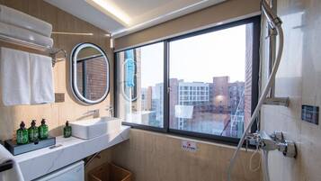 Quarto empresarial | Banheiro | Chinelos