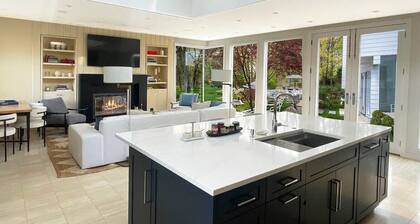 Mansion in Greenwich with private lake and river