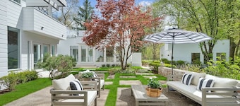 Mansion in Greenwich with private lake and river