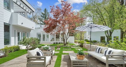 Mansion in Greenwich with private lake and river