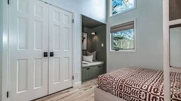 4 bedrooms, travel cot, WiFi, bed sheets