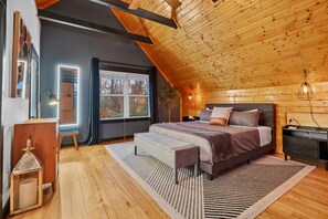 3 slaapkamers, een bureau, een strijkplank/strijkijzer, reisbedje