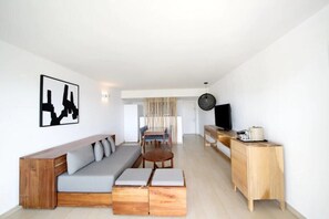 Ein modernes Wohnzimmer mit einer Couch, einem Couchtisch und einem Holznachttisch.