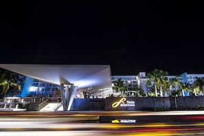 Una entrada de hotel moderna con un letrero llamativo de Fiesta Americana.