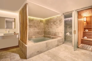 Ein modernes Badezimmer mit einer freistehenden Badewanne, einer Holzzusause und einem großen Spiegel.