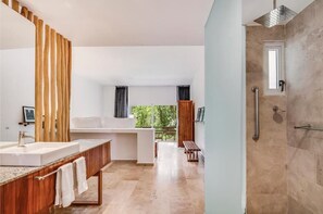 Haartrockner, Bidet, Handtücher, Seife