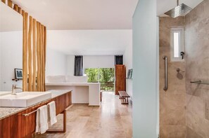 Um banheiro moderno com uma pia grande, detalhes em madeira e área de chuveiro com porta de vidro.