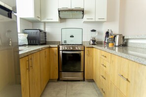 Private kitchen - Beautiful 3-bedroom, 3-story family home near San Borja (La Victoria)