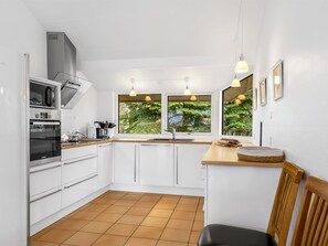 Kylskåp, mikrovågsugn, ugn och diskmaskin