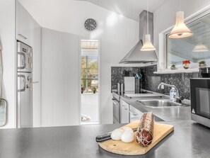 Kylskåp, mikrovågsugn, diskmaskin och grytor/köksredskap