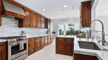Coffee/tea maker, fridge, microwave, oven