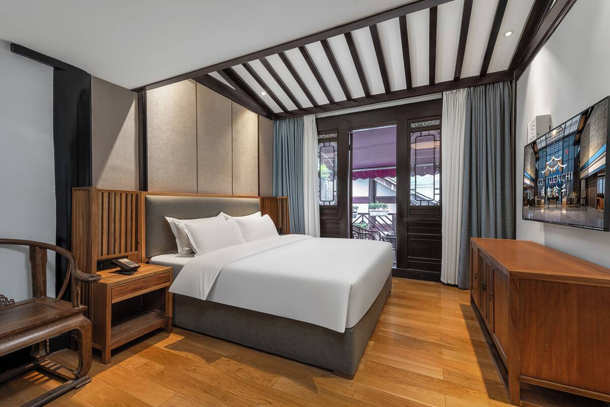 Room | Minibar (free items), in-room safe, desk, blackout drapes