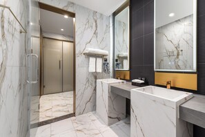 Rainfall showerhead, free toiletries, hair dryer, bathrobes - CD YUEN CHI (Chengdu)
