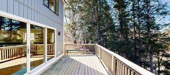 Mtn-view home with large deck, wood stove, firepit, grill, streaming, W/D, & AC
