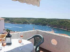Outdoor dining - Beautiful house with a spectacular sea view (l'Escala)