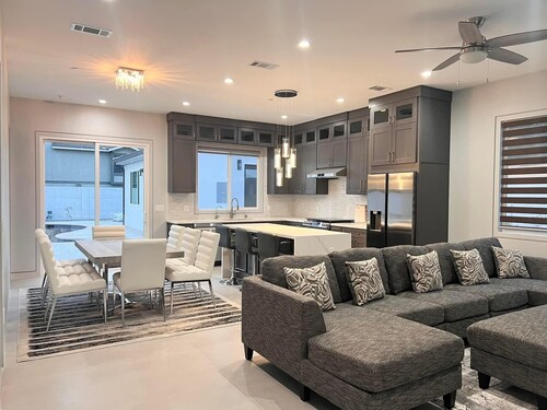 BRAND NEW MODERN RETREAT, POOL, SPA CLOSE BEACHES,DISNEYLAND,ANAHEIM CONVENTION.