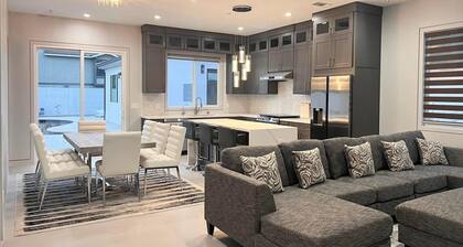 BRAND NEW MODERN RETREAT, POOL, SPA CLOSE BEACHES,DISNEYLAND,ANAHEIM CONVENTION.