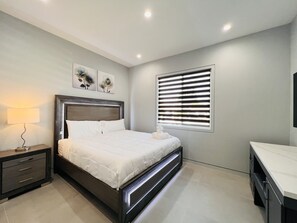 5 habitaciones, tabla de planchar con plancha y cuna de viaje