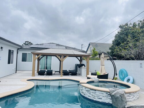 BRAND NEW MODERN RETREAT, POOL, SPA CLOSE BEACHES,DISNEYLAND,ANAHEIM CONVENTION.