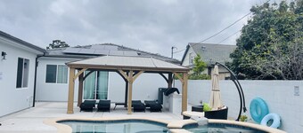 BRAND NEW MODERN RETREAT, POOL, SPA CLOSE BEACHES,DISNEYLAND,ANAHEIM CONVENTION.