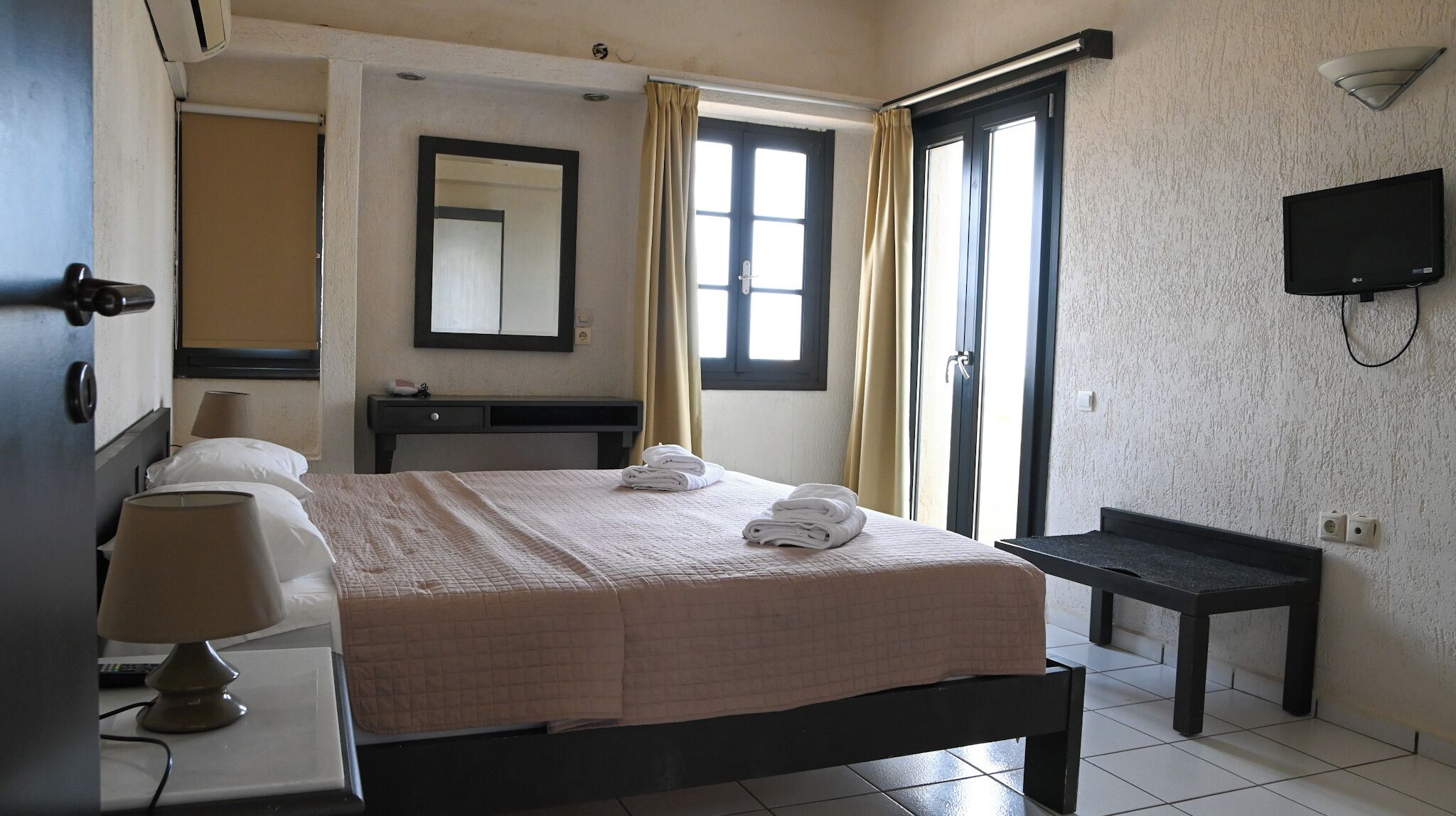 Premium bedding, in-room safe, laptop workspace, blackout drapes