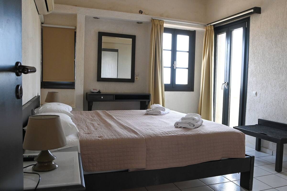 Premium bedding, in-room safe, laptop workspace, blackout curtains