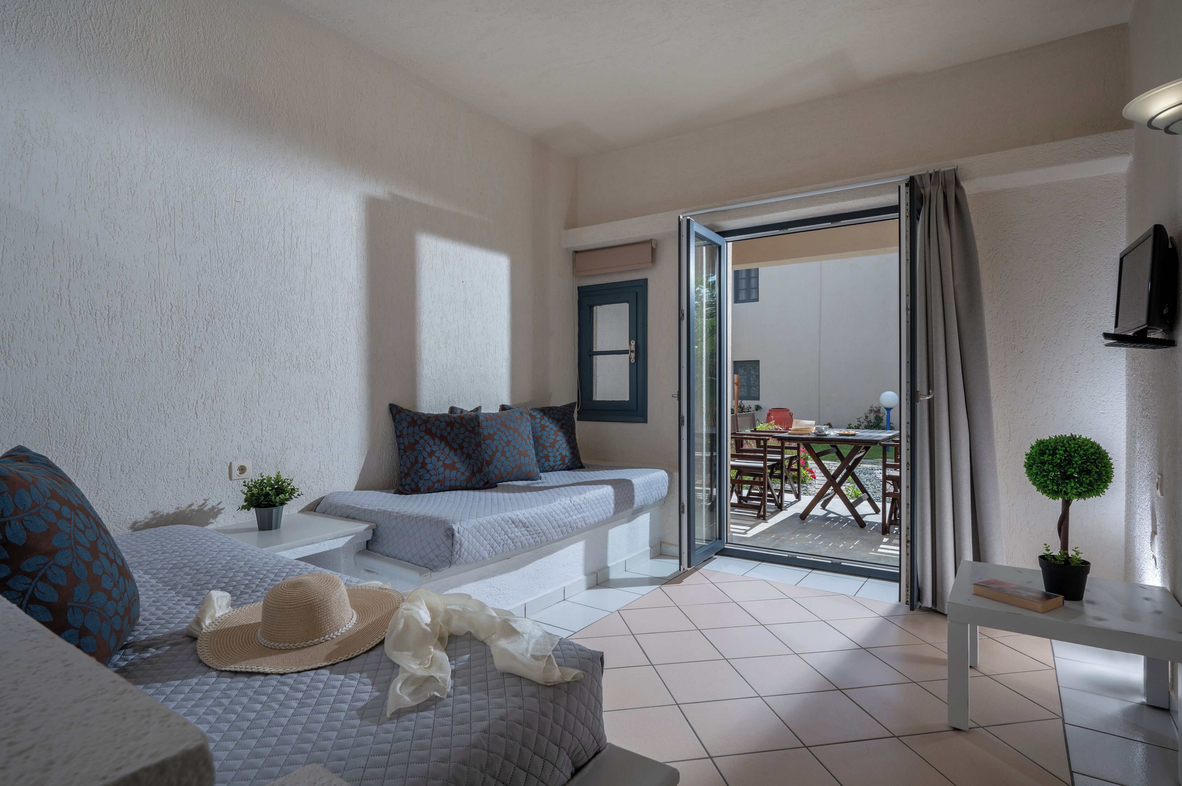 Premium bedding, in-room safe, laptop workspace, blackout drapes