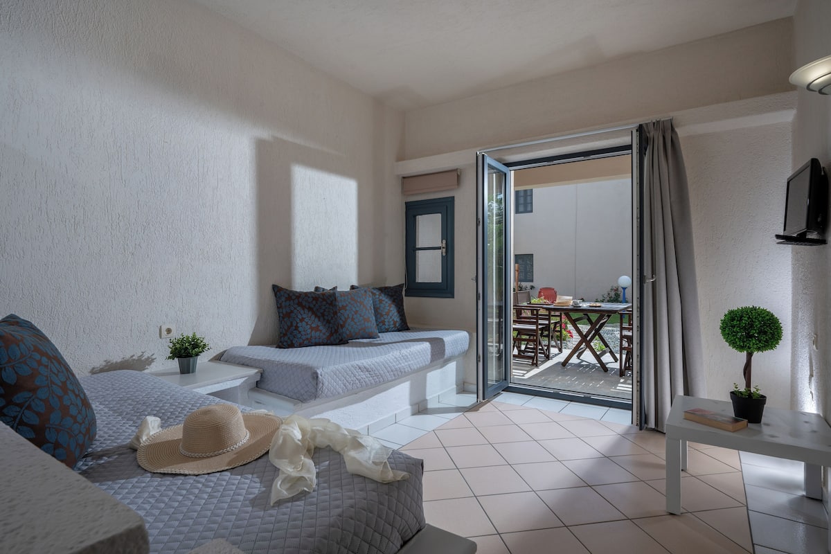 One Bedroom Apartment, Garden View | Sengetøy av topp kvalitet, safe på rommet og skrivebord for bærbar PC