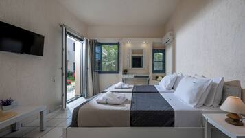 One Bedroom Apartment, Garden View | Roupas de cama premium, cofres nos quartos