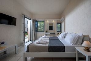 One Bedroom Apartment, Garden View | 高級寢具、房內夾萬、手提電腦工作空間、遮光窗簾/窗簾