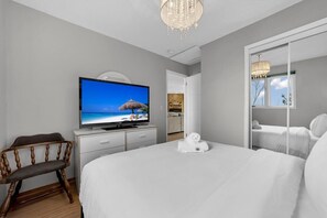 5 Schlafzimmer, Schreibtisch, Bügeleisen/Bügelbrett, WLAN