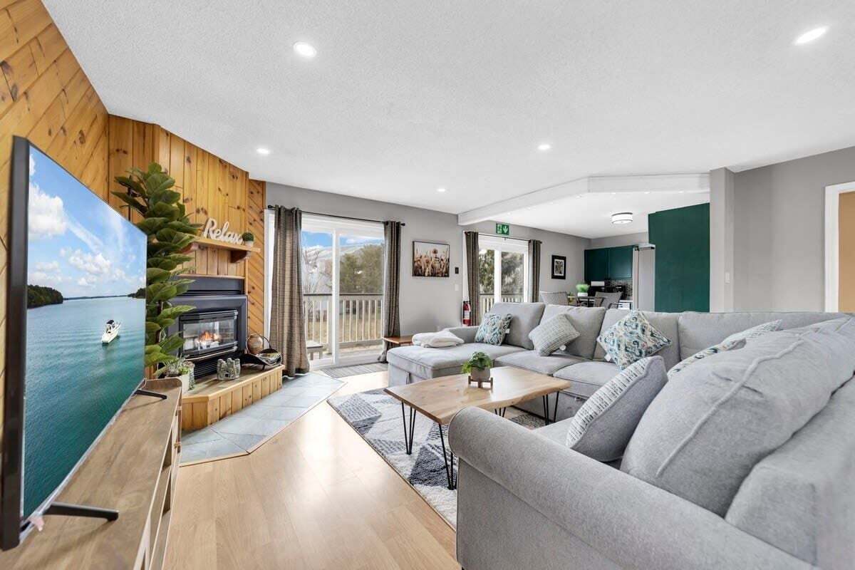 Tv, eldstad och kontor