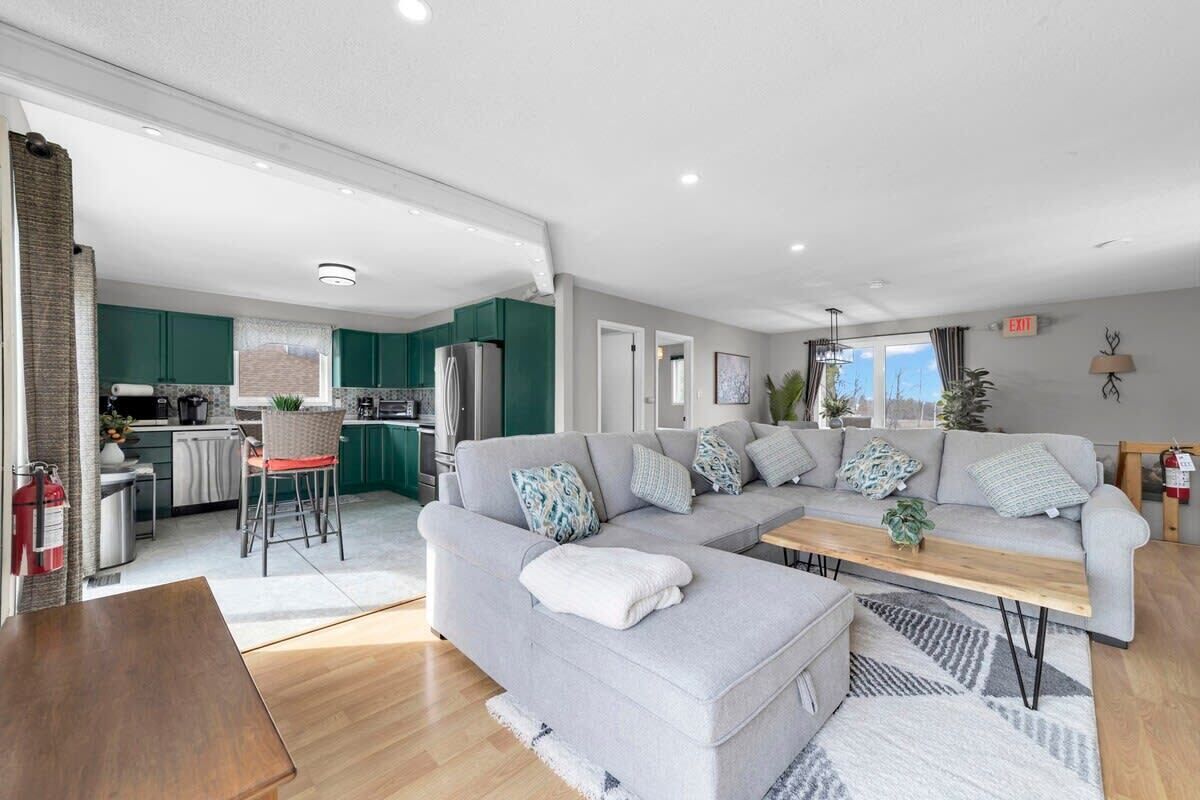 Een televisie, een open haard en een kantoor