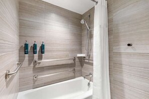 Sèche-cheveux, bidet, serviettes fournies, savon