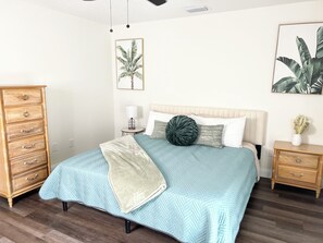 3 bedrooms, iron/ironing board, free WiFi, bed sheets - Doubletree Lodge II kingbed/firepit (Ocala)