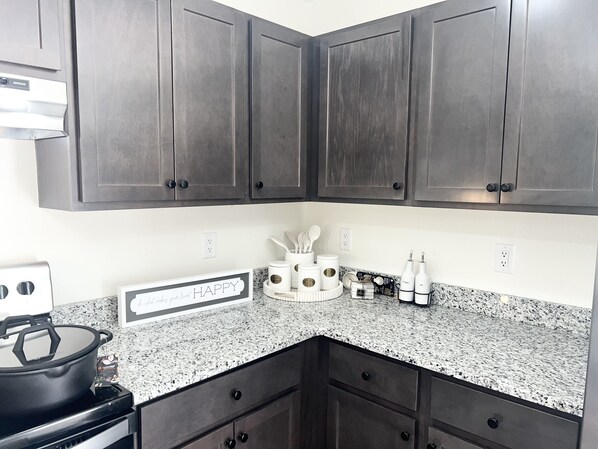 Fridge, microwave, oven, stovetop - Doubletree Lodge II kingbed/firepit (Ocala)