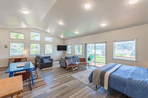 1 chambre, bureau, fer et planche à repasser, lit parapluie