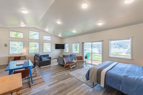 #StayinMyDistrict Oceanview Studio Loft