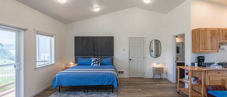 1 camera, una scrivania, ferro/asse da stiro, culla da viaggio