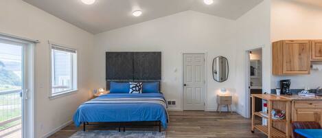 1 sovrum, skrivbord, strykjärn/strykbräda och resesäng