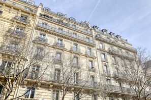 A multi-story building with ornate balconies and a classical architectural style. - Stunning & warm flat in the 11th - Parmentier (Paris)