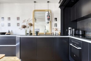 Geladeira, micro-ondas, fogão, cooktop