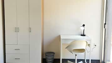 Escritorio, espacio para trabajar con laptop y wifi gratis