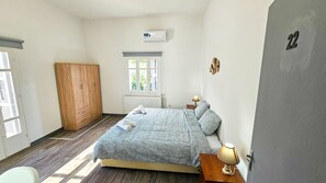 مكتب ومساحة عمل للكمبيوتر المحمول وواي فاي مجانًا وملاءات أسرّة