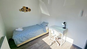 Basic enkelrum | Skrivbord, arbetsyta för laptop, gratis wi-fi och sängkläder