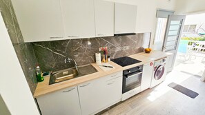 Horno, parrilla de estufa, tostadora y utensilios de cocina