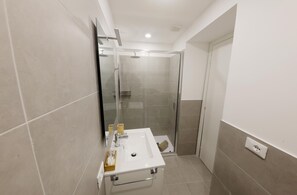 Shower, hair dryer, bidet, towels - Apartment, third floor with terrace! (Palermo)