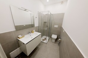 Dutxa, assecador de cabells, bidet i tovalloles 