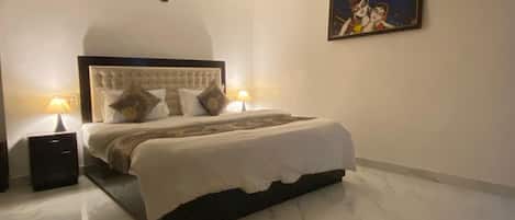 5 bedrooms, WiFi, bed sheets