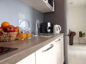 Coffee/tea maker, fridge, microwave, stovetop